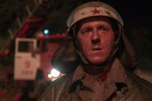 "Chernobyl": Feuerwehrmann Vasily Ignatenko (Adam Nagaitis) ahnt nicht, wie gefährlich sein Einsatz wirklich ist