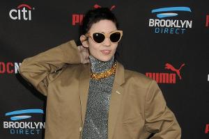 Sängerin Grimes ist für extravagante Auftritte bekannt.