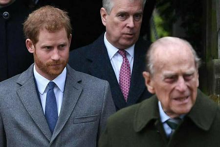 Prinz Harry (li.) wird Prinz Philip 