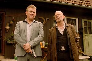 "Heute stirbt hier Kainer": Decker (Justus von Dohnányi, l.) erklärt Kainer (Martin Wuttke) seine ganz eigenen Regeln