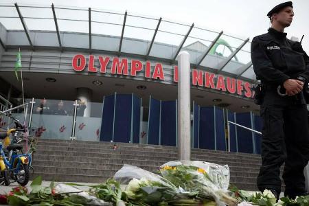 Nach dem Amoklauf 2016 im und am Olympia-Einkaufszentrum in München zeigten Menschen ihre Anteilnahme mit Kerzen und Blumen.