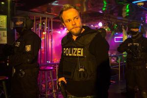 "Kommissar Marthaler: Die Sterntaler-Verschwörung": Schwer gesichert und bewaffnet lässt Marthaler (Matthias Koeberlin) im S...