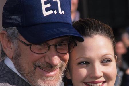 Sehr früh startet Barrymore aber auch mit Alkohol und Drogen. Ihren ersten Rausch soll sie mit etwa zehn Jahren gehabt haben...