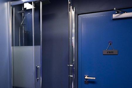 Das Bad in der Raumstation ist deutlich dunkler und kleiner als das im Big Planet.