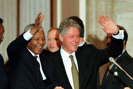 ...1993 bis 2001 war er als Demokrat der 42. Präsident der Vereinigten Staaten und war weltweit ein ziemlich beliebter Mann....