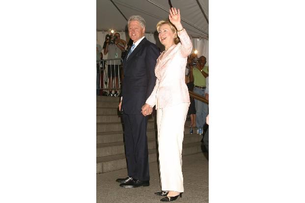 ...bekam er all die Jahre lang (trotz 'kleinerer' Skandälchen) von seiner liebenden Gattin Hillary Clinton, mit der Bill sch...