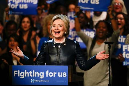 ...zu unterstützen, denn bekanntermaßen geht sie bei der Präsidentschaftswahl 2016 als Kandidatin für die Demokraten ins Ren...