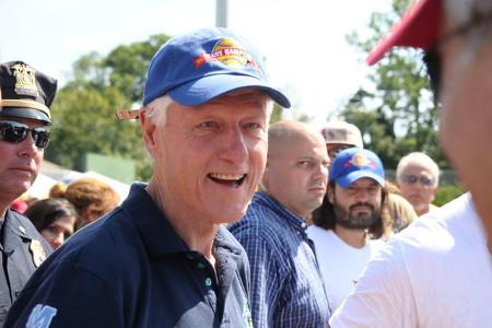 ...das eine oder andere sportliche Event - wie etwa das jährlich stattfindende Artists & Writers Celebrity Softball Game, da...