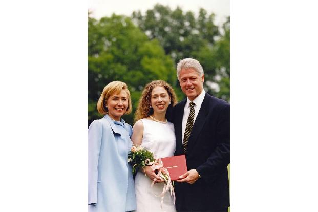 ...zumindest für seine Familie. Gemeinsam mit seiner Frau Hillary hat er nämlich eine hochgebildete Tochter namens Chelsea, ...