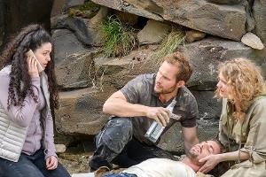 "Sturm der Liebe": Florian (hinten M.) spielt seine Rolle als Retter vor Shirin (l.), Hannes und Maja herunter.