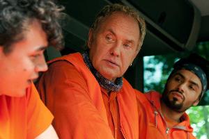 "Die Drei von der Müllabfuhr: Mission Zukunft": Werner Träsch (Uwe Ochsenknecht, m.), Tarik (Aram Arami, r.) mit Schülerprak...