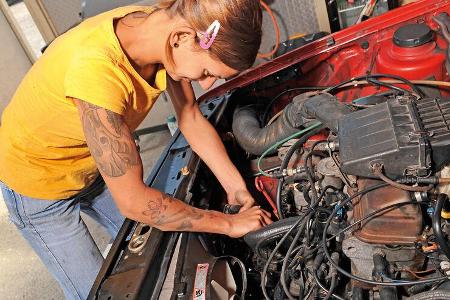 Kühlertausch, Anna Matuschek, Schläuche ziehen