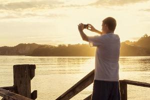 Ohne Smartphone gehen viele Menschen nicht aus dem Haus. Darum haben sie also auch immer eine kleine Fotokamera dabei.