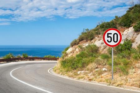 Wer mit dem Auto in den Urlaub fährt, sollte sich über die Verkehrsregeln im jeweiligen Land informieren. Vor allem in Sache...