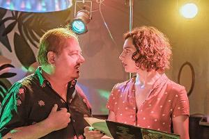 "Um die 50": Carlo (Jürgen Tarrarch, l.) will gegenüber seiner Tochter Isabella (Shirin Lilly Eissa) nicht zugeben, dass es ...