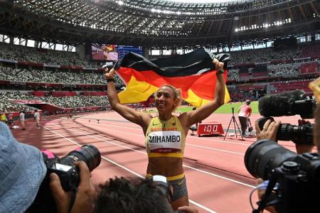 Drechsler feiert Mihambo-Gold mit Champagner: 