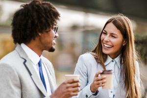 Von deftigen Speisen sollte man in der Mittagspause lieber die Finger lassen.