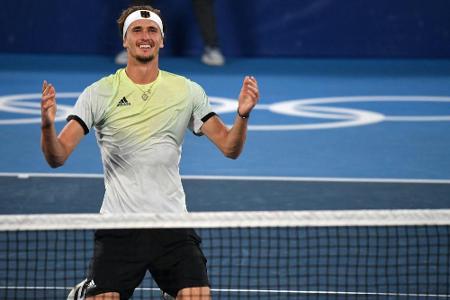 Ein Küsschen von Loevik: Olympiasieger Zverev in Deutschland gelandet