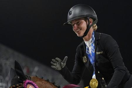 Gold-Reiterin Krajewski überwältigt: 