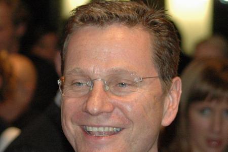 Der verstorbene FDP-Politiker Guido Westerwelle (1961-2016) stattete den Bewohnern im Jahr 2000 einen Besuch ab, um über die...