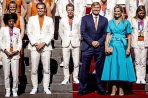 Máxima und Willem-Alexander mit den Athleten auf den Stufen des Königlichen Palasts Noordeinde.