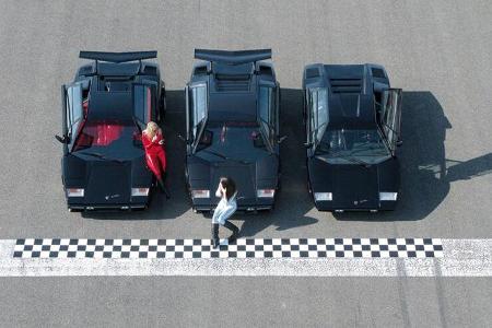 Drei schwarze Lamborghini Countach LP 5000 QV, Turbo S, LP 400 - Luftaufnahme