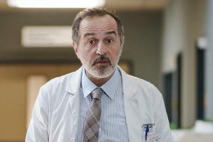 Merab Ninidze als Doktor Ballouz.