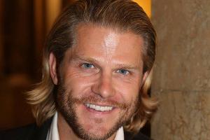 Paul Janke mixt bei "Bachelor in Paradise" wieder die Drinks.