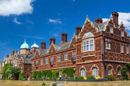 Haus Sandringham in Norfolk kann mit einem 32 Quadratkilometer großen Parkgelände aufwarten. Die Anwesen York Cottage und Am...