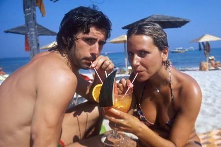 Nach dem gewonnenen WM-Titel lassen es sich Müller und seine Frau im Urlaub am Strand gut gehen.