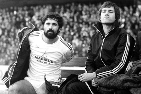 Im Februar 1979 ist die Karriere von Gerd Müller bereits auf der Zielgeraden. In jenem Monat läuft er in der Bundesliga zum ...