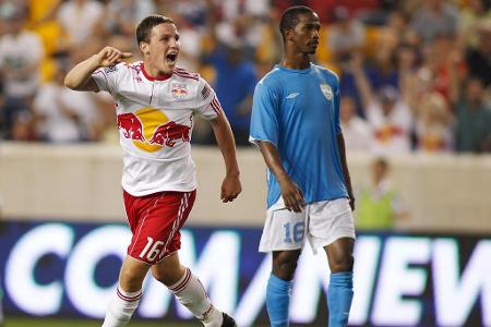 ...wandert sein jüngerer Bruder John Rooney, der ebenfalls im Sturmzentrum beheimatet ist. Nach einem Versuch in den USA ver...