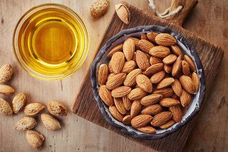 Mandelöl nährt trockene Hautstellen und pflegt sie streichelzart