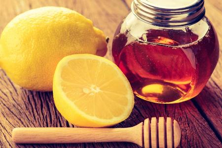 Zitronensaft trocknet Pickel aus und ist deshalb ideal für Masken geeignet, die bei unreiner Haut helfen sollen