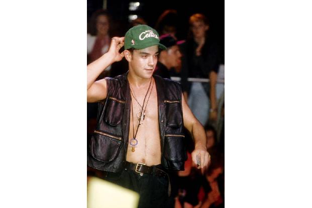 ...begann für Robbie auch eine selbstzerstörerische Zeit. In seiner später erschienenen Biographie 'Feel' gibt er preis, sch...