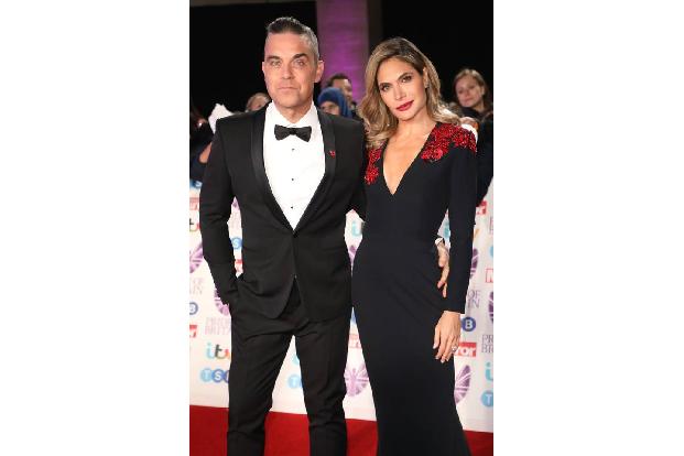 ...auch beruflich verstehen sich Ayda und Robbie. Im letzten Jahr saßen sie gemeinsam in der Jury der britischen Casting-Sho...