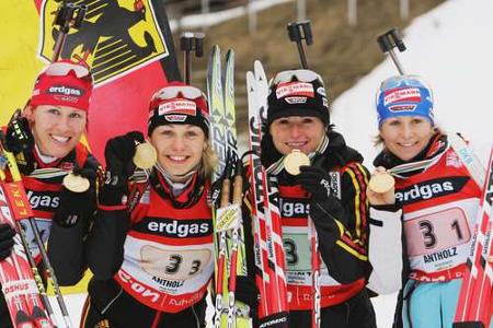 ... mit der Staffel. Die Medien kreierten den Begriff 'Gold-Lena', um die jüngste dreifach Weltmeisterin aller Zeiten gebühr...