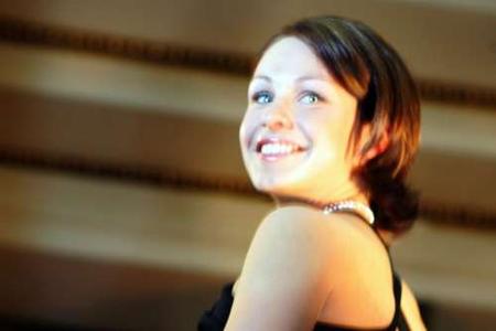 Die Presse hatte einen neuen Liebling und der machte auch abseits der Piste immer eine gute Figur. Hier bezaubert Neuner ihr...