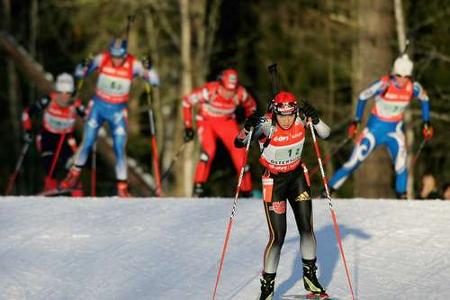 Die Meute konnte machen was sie wollte! Im Winter 2007/2008 war Magdalena Neuner einfach nicht aufzuhalten. Am Ende einer üb...