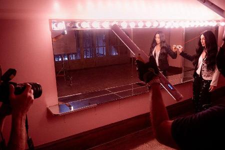 Bryan Adams fotografiert Cher für den Pirelli-Kalender 2022.