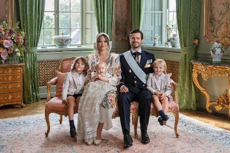 Die Taufe scheint dem kleinen Prinz Julian gefallen zu haben. Auf dem offiziellen Foto zum Event sitzt er auf Mamas Schoss. ...