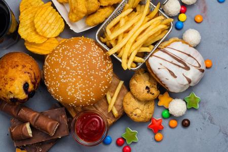 Lebensmittel mit viel Zucker, Salz oder Kohlenhydraten beschleunigen die Zellalterung des menschlichen Körpers. Die nachfolg...