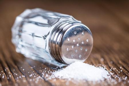 Die entscheidende Prise Salz hat schon viele fade Essen gerettet. Zu viel davon ist allerdings auch nicht gut. Denn Salz bin...