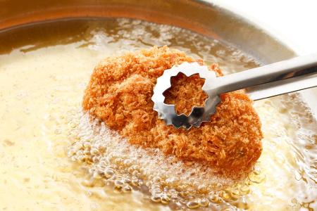 Frittierte Speisen sind reich an Kalorien und Transfetten. Letztere stellen nachweislich ein erhöhtes Risiko für Herzkrankhe...