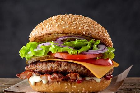 Auch Fast Food wie fleischhaltige Burger enthalten ungesunde, für den Körper schädliche Transfette.