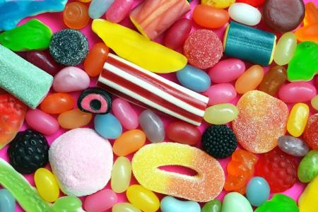 Süßigkeiten sind zwar lecker, jedoch nicht gut für die Haut. Die Kollagenfasern leiden und ihre Elastizität geht verloren, w...