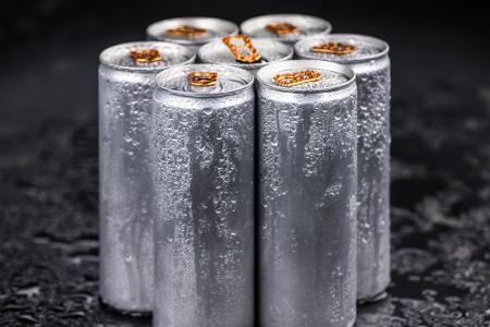 Zucker ist ungesund, zu viel Koffein auch: In Energy-Drinks finden sich diese beiden Komponenten als Hauptbestandteile wiede...