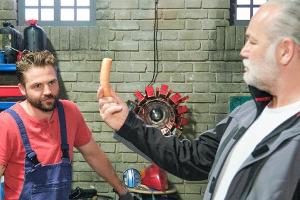 "Unter uns": Bambi (l.) wird von Robert wegen seines erzwungenen Fleischverzichts gequält.