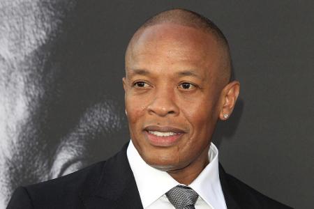 War Jay-Z wirklich der erste? Der Rapper und Produzent Dr. Dre (56) betitelte sich bereits 2014 nach dem Verkauf seiner Kopf...