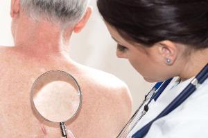 Bei Verdacht auf Gürtelrose sollte man schnellstmöglich einen Arzt aufsuchen.